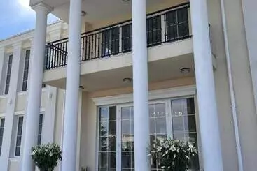 ホテル Adzikowy Dworek