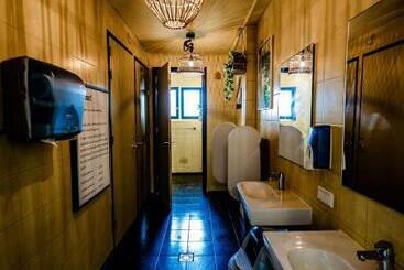 Hotel Tinyparks Cast Away