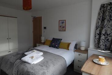 پانسیون Modern, Well Located En Suite Rooms With Parking & All Facilities