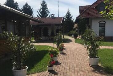 住宿加早餐 Rácz Tanya és Panzió