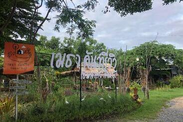 Metha Country View Homestay Singburi