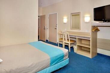 Motel 6peterborough, On