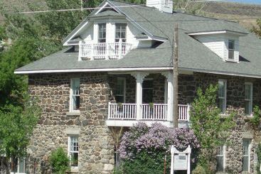 Yellowstone Suites B&b