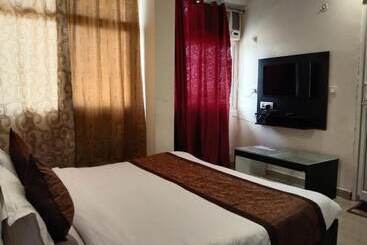 Hotel Queens Residency Gurgaon