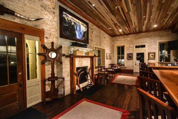 Отель Legendary Texas Polo Club At Phillip Manor Sqaure B&b