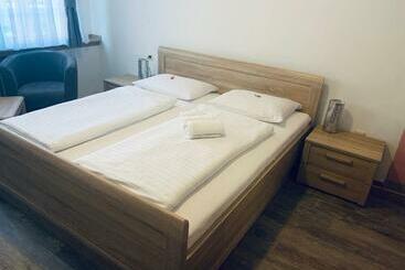 בית מלון כפרי Brauhaus Zur Krone