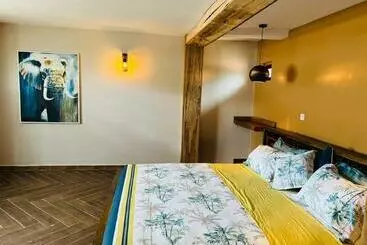 هتل The Forest Resort   Lweza