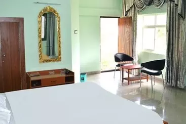 Hotel La Flora Paradise Residency