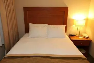 בית מלון כפרי St. Albert Inn & Suites