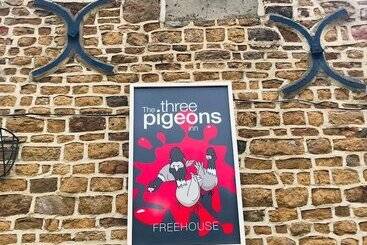 호텔 The Three Pigeons Inn