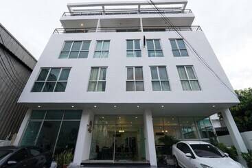 Roomquest Bangkok Sukhumvit 50