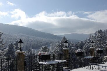 بنسيون Arrowhead Manor Bed & Breakfast Inn & Event Center