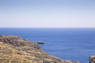 آپارتمان Lindos Del Mar Suites   Adults Only