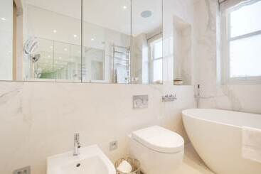 پانسیون Luxury Home With 3 Bed 2 Bath In London