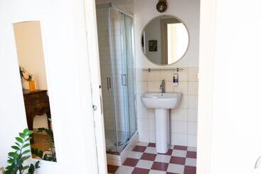 تختخواب و صبحانه Ausa Suites