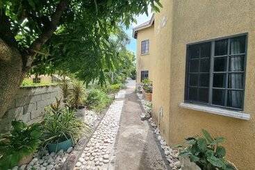 پانسیون Little Savoy Guest House