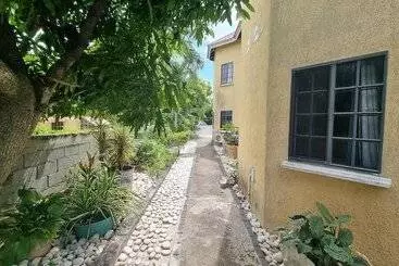 پانسیون Little Savoy Guest House