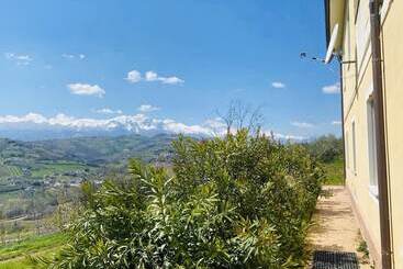إقامة Beautiful Mountain View Home In Castilenti