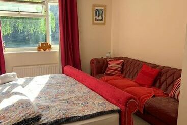 レジデンス Captivating Bungalow With Garden In High Wycombe