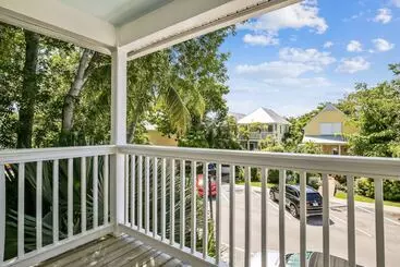 Cottage By The Pool By Avantstay W/ Balcony, Bbq & Shared Pool! Month Long Stays Only