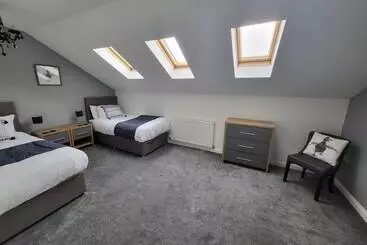 Residenssi Immaculate 7 Bed House In Ashton Under Lyne, Ol7