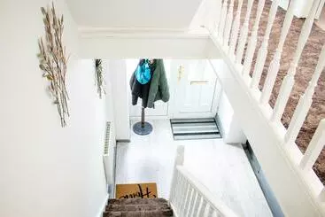 Residenssi Spacious 5 Bed House! Tilbury! Free Parking!