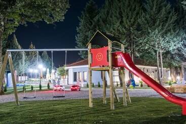 تختخواب و صبحانه Forest Village Resort