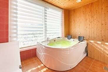 Gyeongju Jullietapoolvilla&kidspension