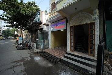 Hotel French Breeze Residency