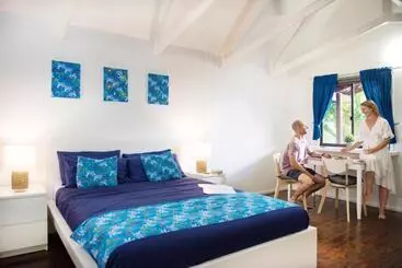 Alberg Airlie Beach Magnums   Adults Only