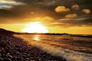 Mökkimajoitus A House Between Mountains And Coast In A Beautiful And Quiet Sea Village