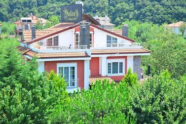 تختخواب و صبحانه Destina Boutique