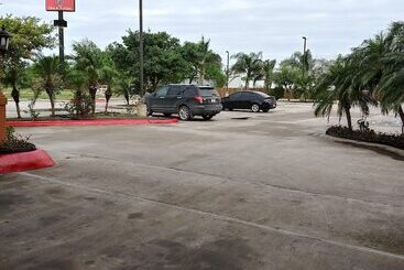 Отель Deluxe Inn & Suites