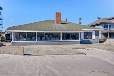 コテージ Charming Oceanfront Beach House By Redawning
