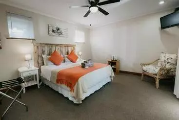 بنسيون The Village Lodge