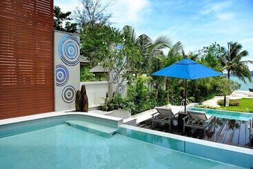 בית מלון כפרי Beachfront Phuket