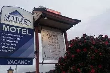 מוטל Settlers Motor Lodge