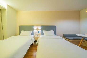 Hanting Hotel Shanghai Xujiahui Metro Station