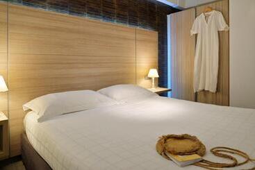 هتل Hôtel L Escale Coté Port