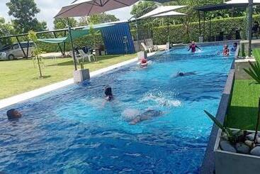 Pensionat Family Pool View บ้านพักครอบครัวและสระว่ายน้ำ