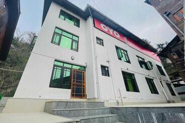 Hotel Oyo Flagship 81045 East Lodge