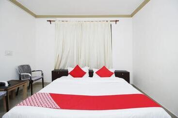 Hotelli Oyo Flagship 81045 East Lodge