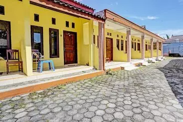 هتل Spot On 92372 Rinda Homestay Syariah & Resto