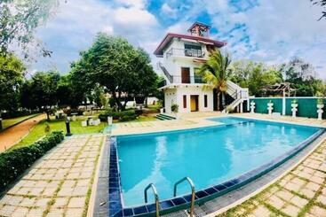 מלון דירות Nilambara Lake View