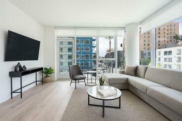 ホテル Level Long Beach   East Village