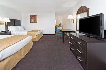 Отель Days Inn & Suites By Wyndham Santa Rosa, Nm