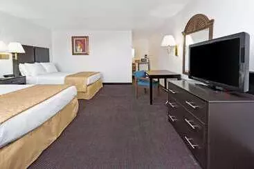 Отель Days Inn & Suites By Wyndham Santa Rosa, Nm