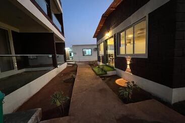 فندق Coastal Bay Beach Resort