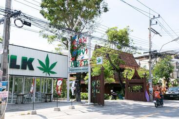 Отель Deeden Pattaya Resort