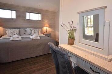 Resort Cherry Bird Country Park